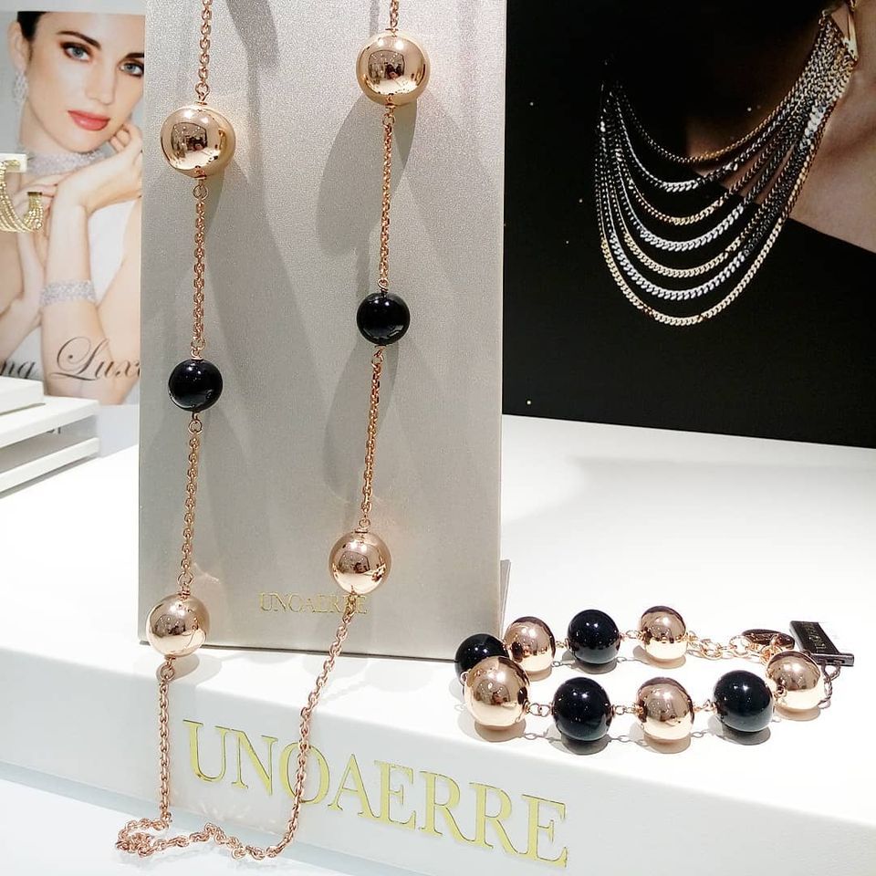 vetrina con collana