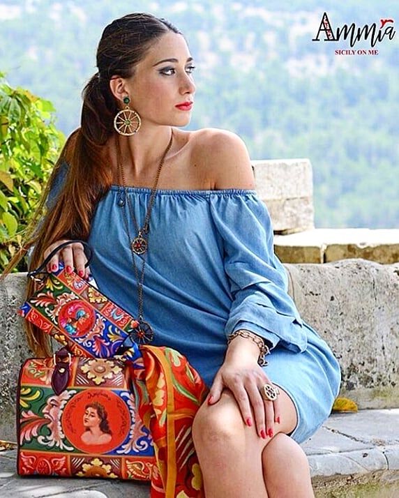 donna con collana artigianale