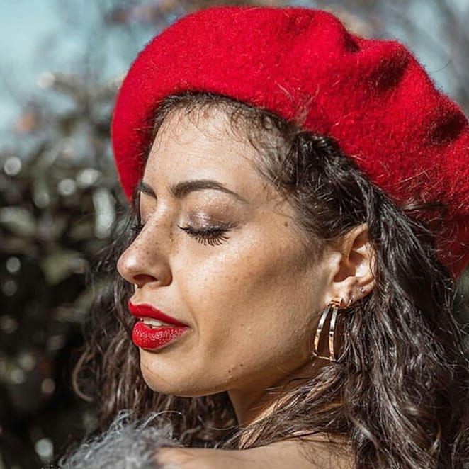 donna con cappello rosso