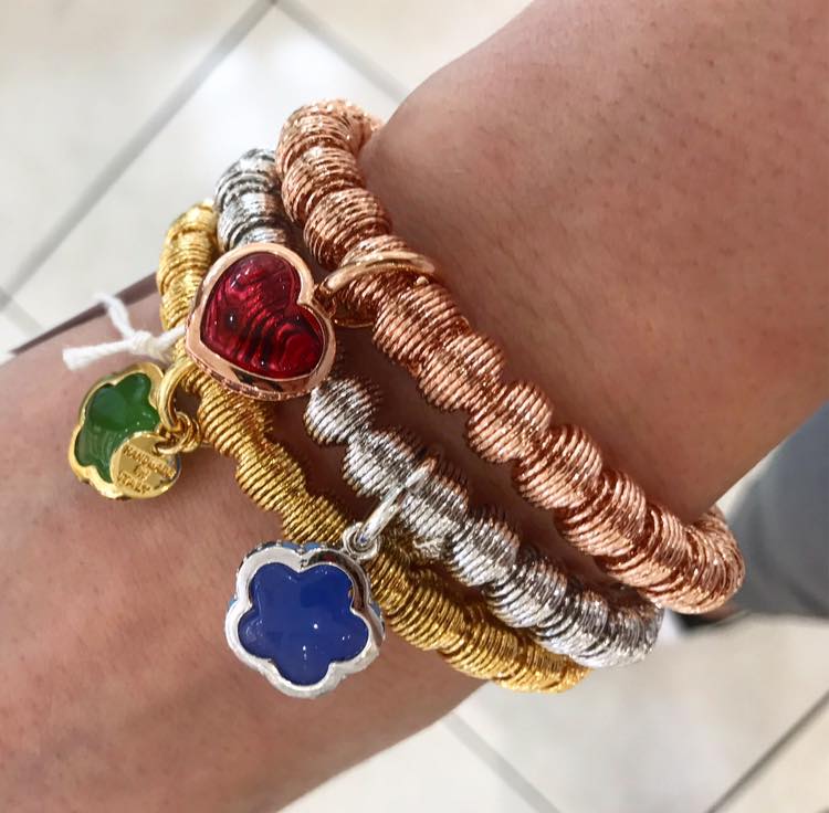 bracciali in argento con ciondoli in vari colori