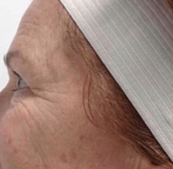 Eine Nahaufnahme des Gesichts einer Frau mit Krawatte.