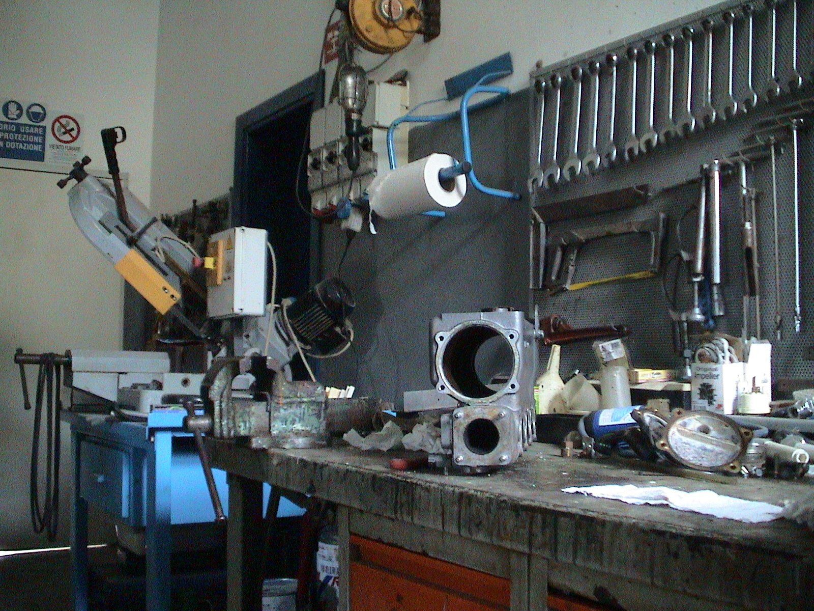 interni officina con strumenti per la riparazione delle gomme