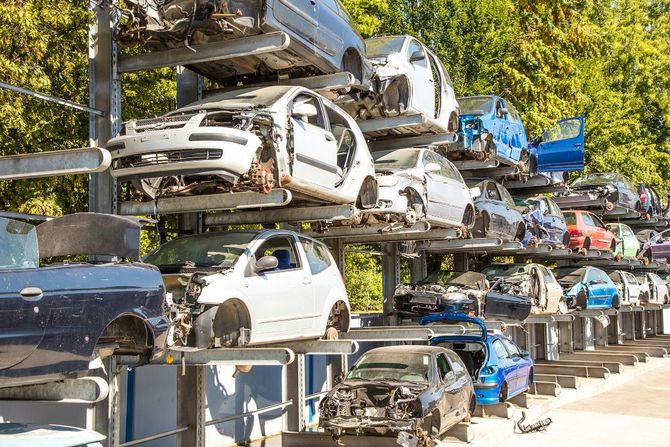 auto accatastate pronte per la demolizione