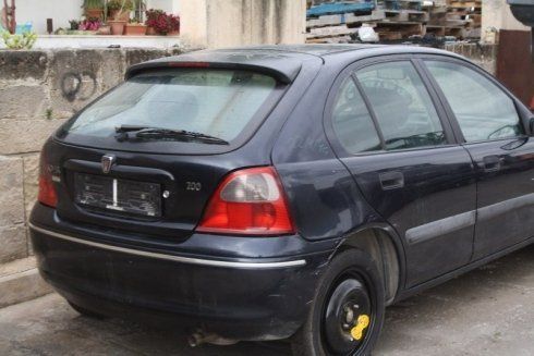 auto presente nel centro demolizioni per ricambi
