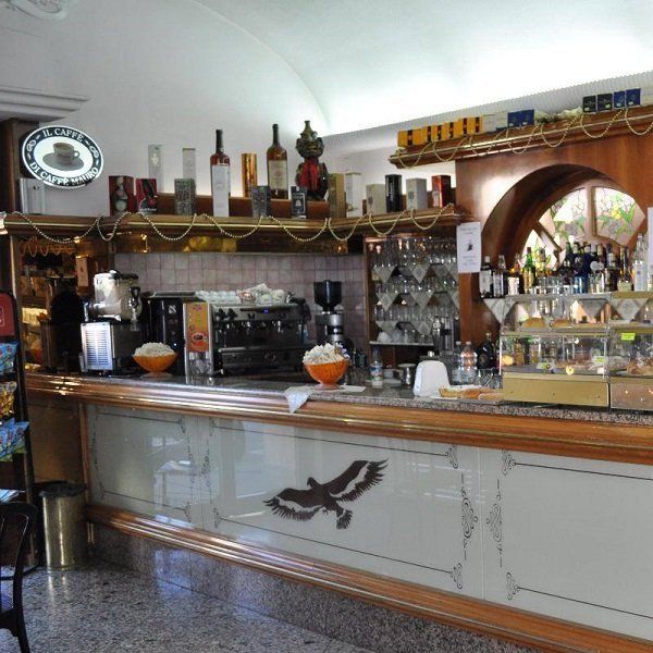 un bancone di un bar e vista delle bottiglie di liquore