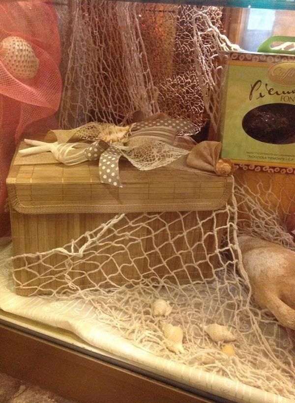 una rete e decorazione con delle conchiglie