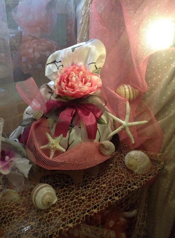 decorazioni con velo rosso e stelle marine