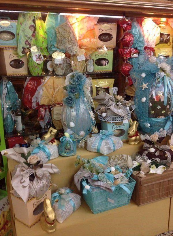 dei cestini e uova di Pasqua