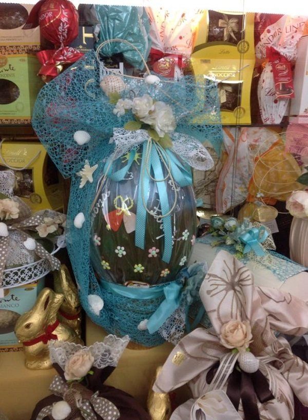 un uovo di Pasqua con nastri azzurri