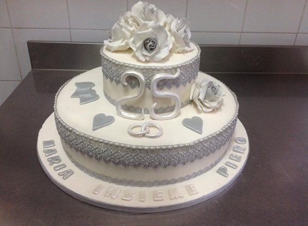 una torta d’ anniversario a due piani con delle rose