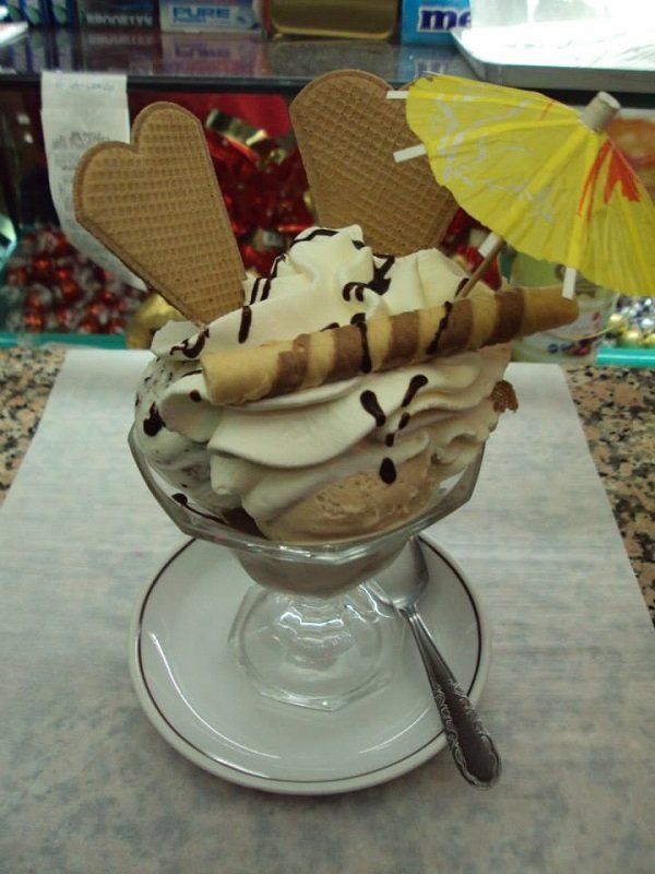 una coppa di gelato con un ombrellino giallo