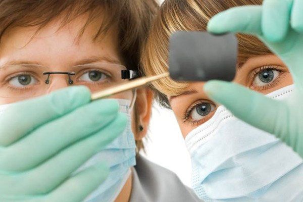 mandurah dental dentists looking at tooth xray