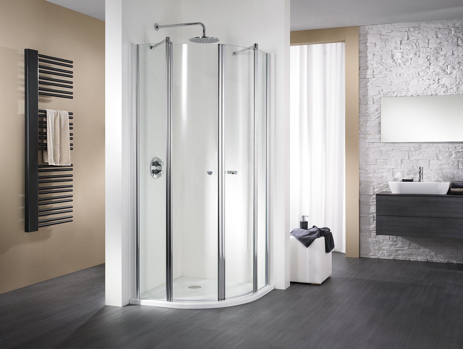 Weiße Runddusche und beige Wandfarbe