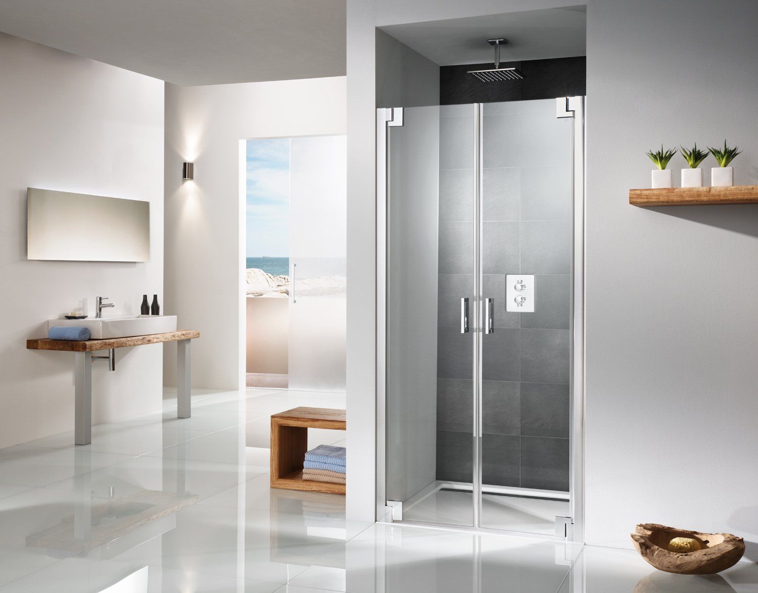 große Dusche in Badezimmer mit Deko und Waschbecken im Hintergrund