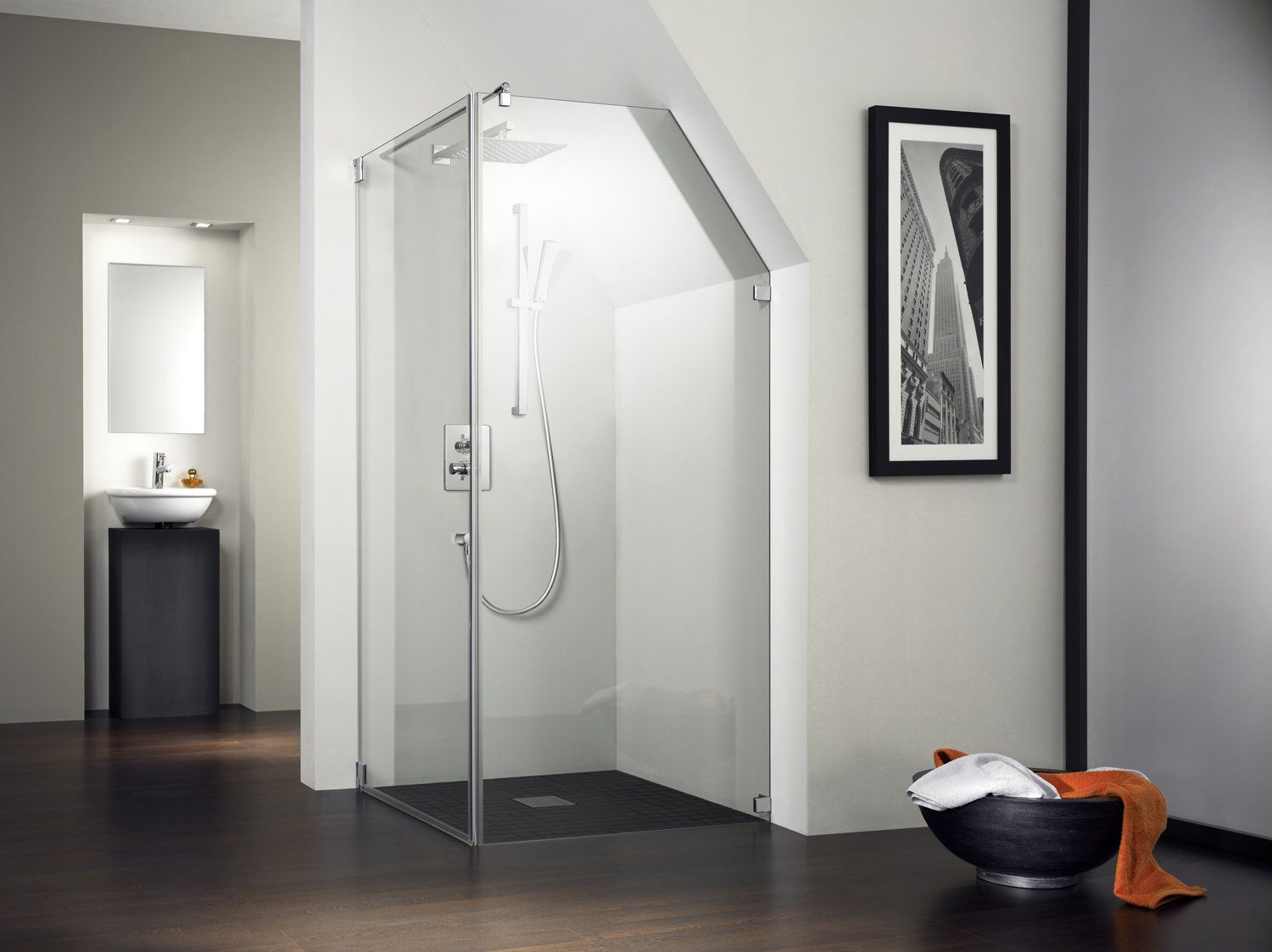 Dusche in Ecke von Bad mit Dachschräge