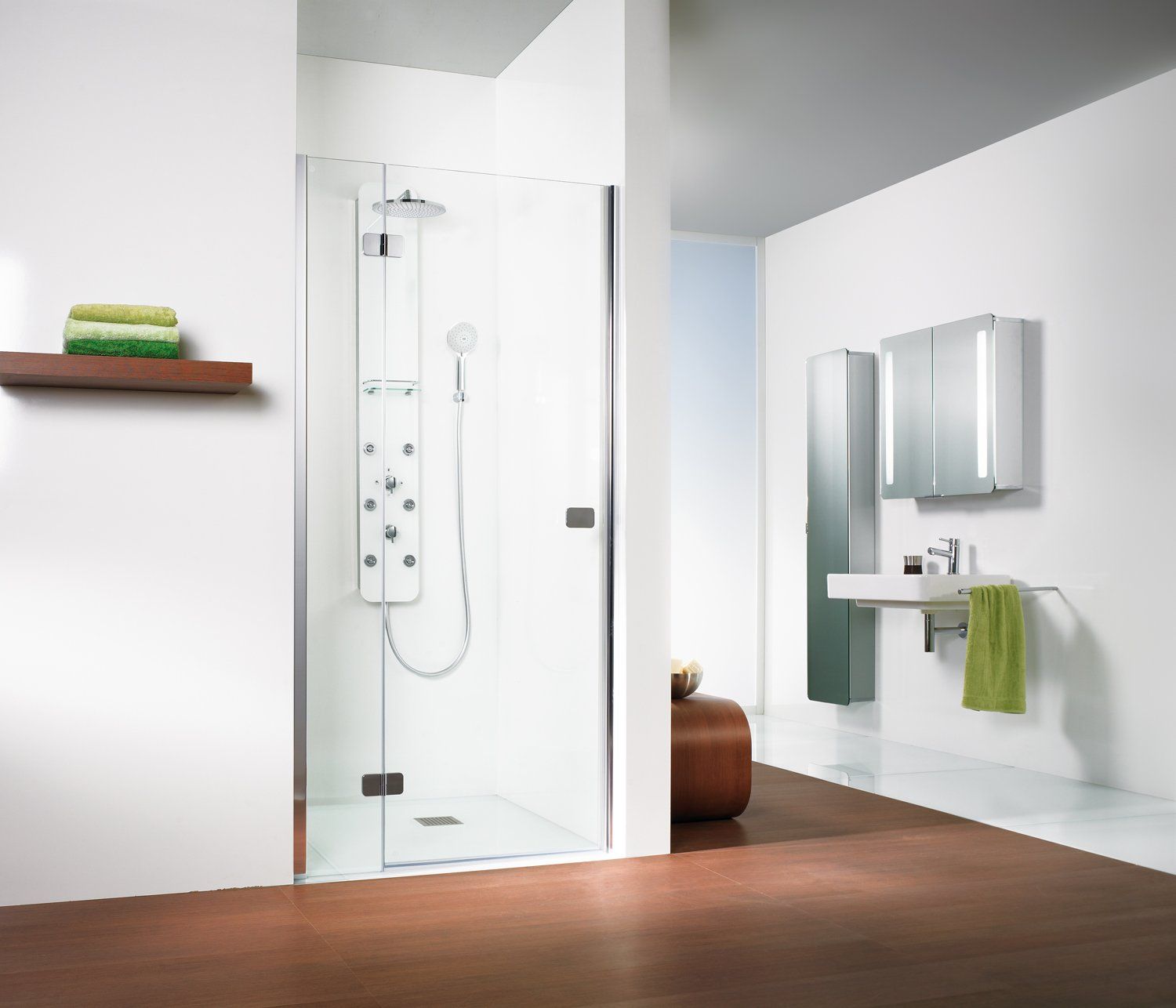Weißes Badezimmer brauner Holzboden und Dusche in Nische