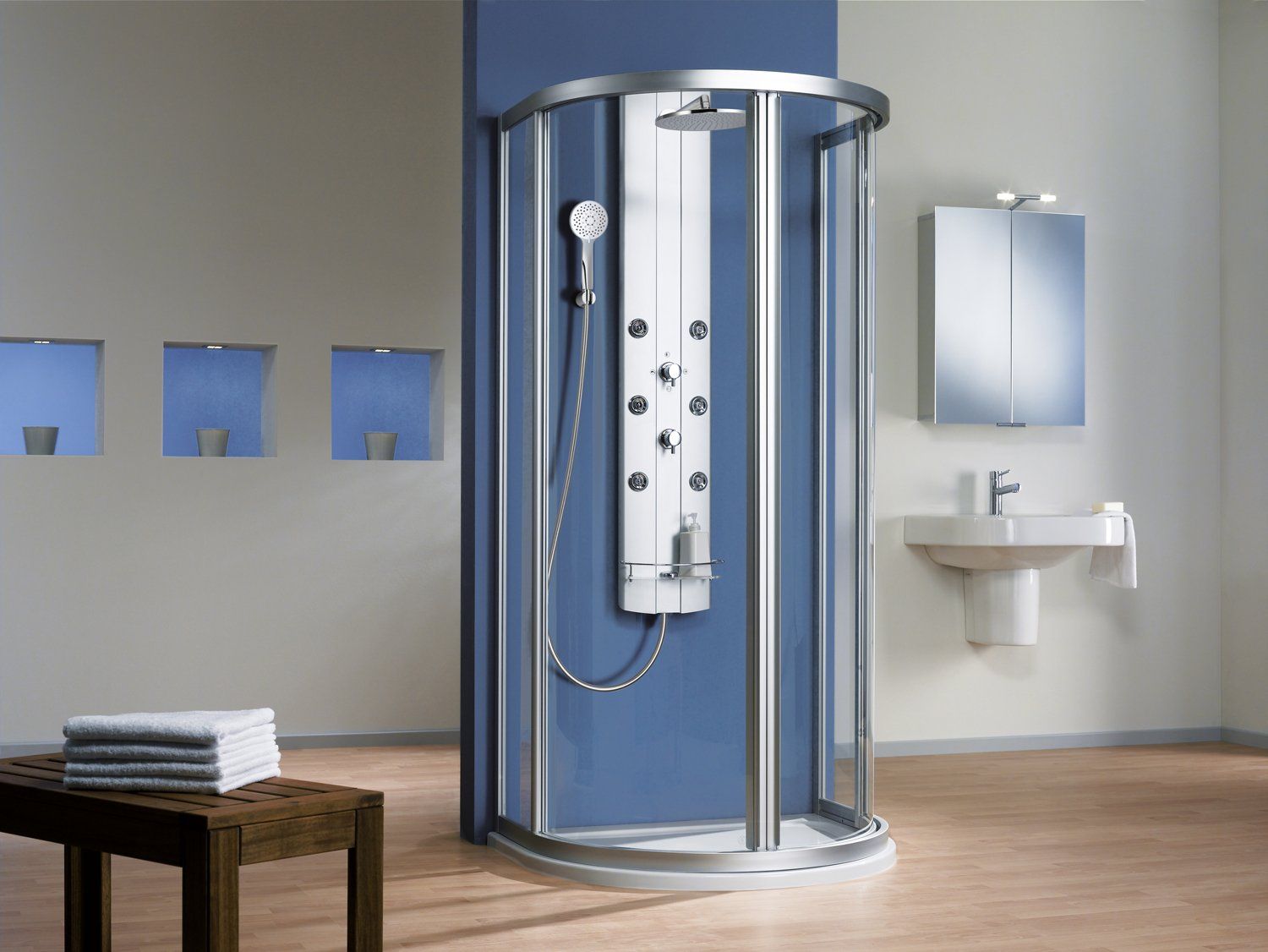Runddusche an freistehender blauer Wand