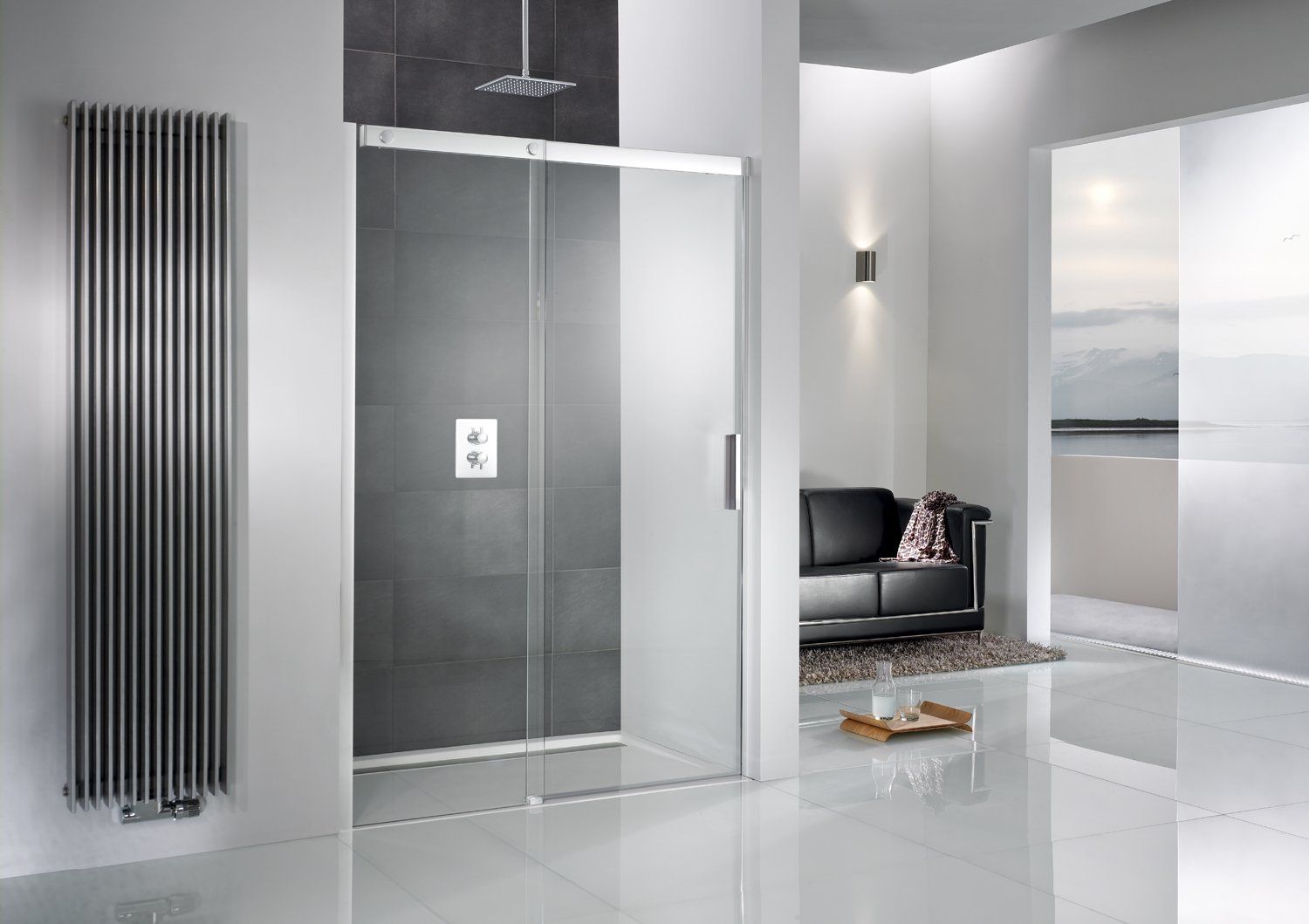Weißer Raum mit Dusche in Nische und schwarzen Wandfliesen und schwarzem Sofa im Hintergrund