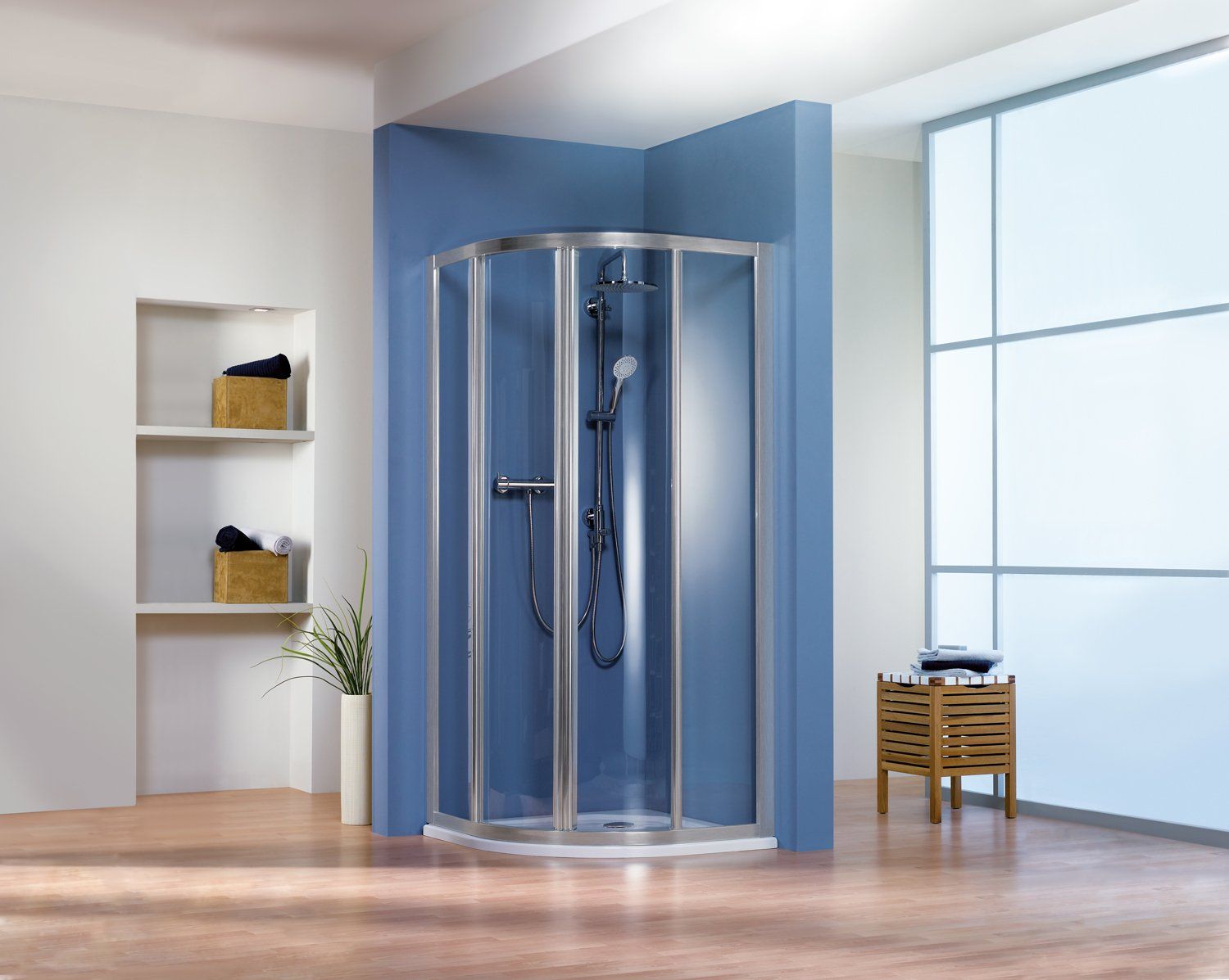 Badezimmer Runddusche blaue Wand Holzboden