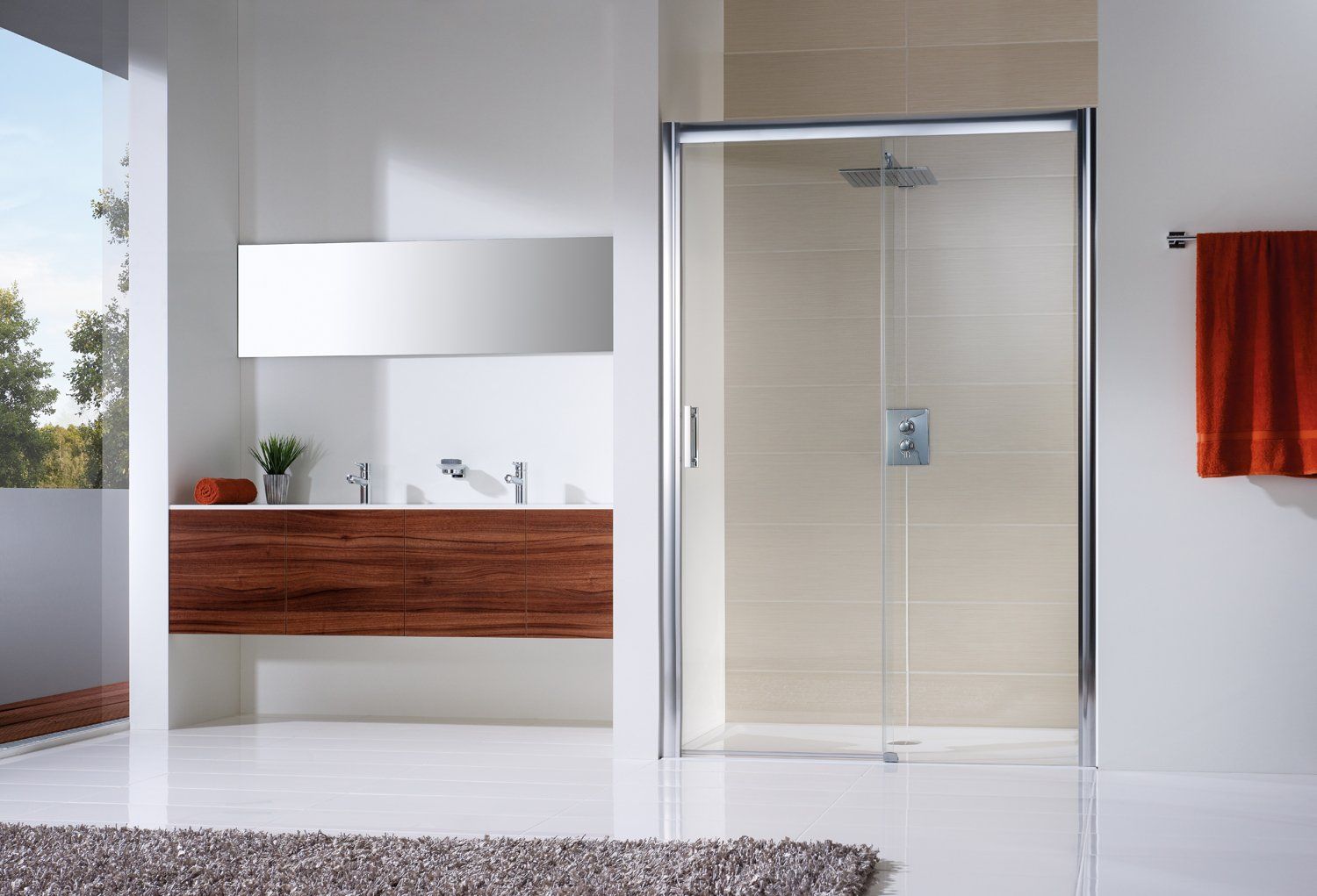 Dusche in Nische in Badezimmer mit offenem Balkonzugang