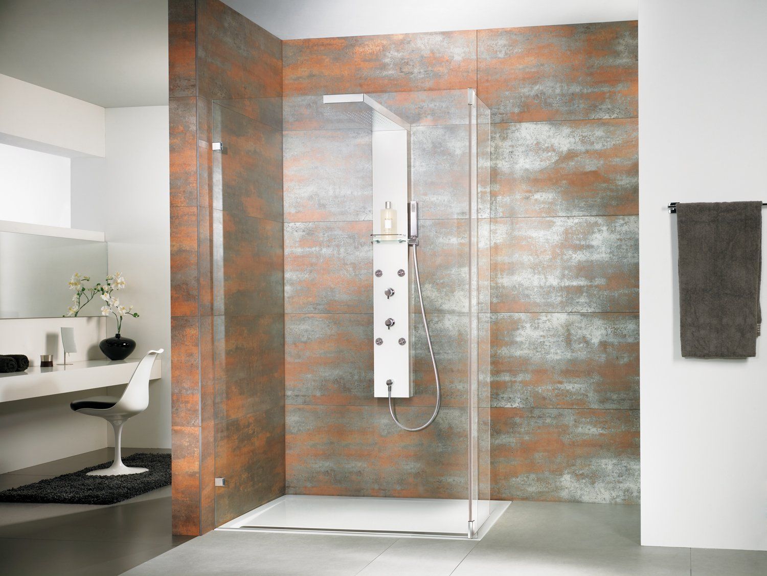 Wask In Dusche in Nische an Wand mit Metall Aussehen
