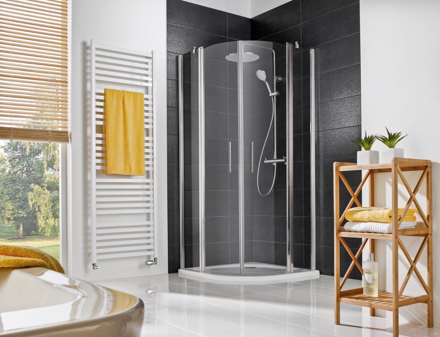 Bad mit Holzelementen und Runddusche mit schwarzen Wandfliesen
