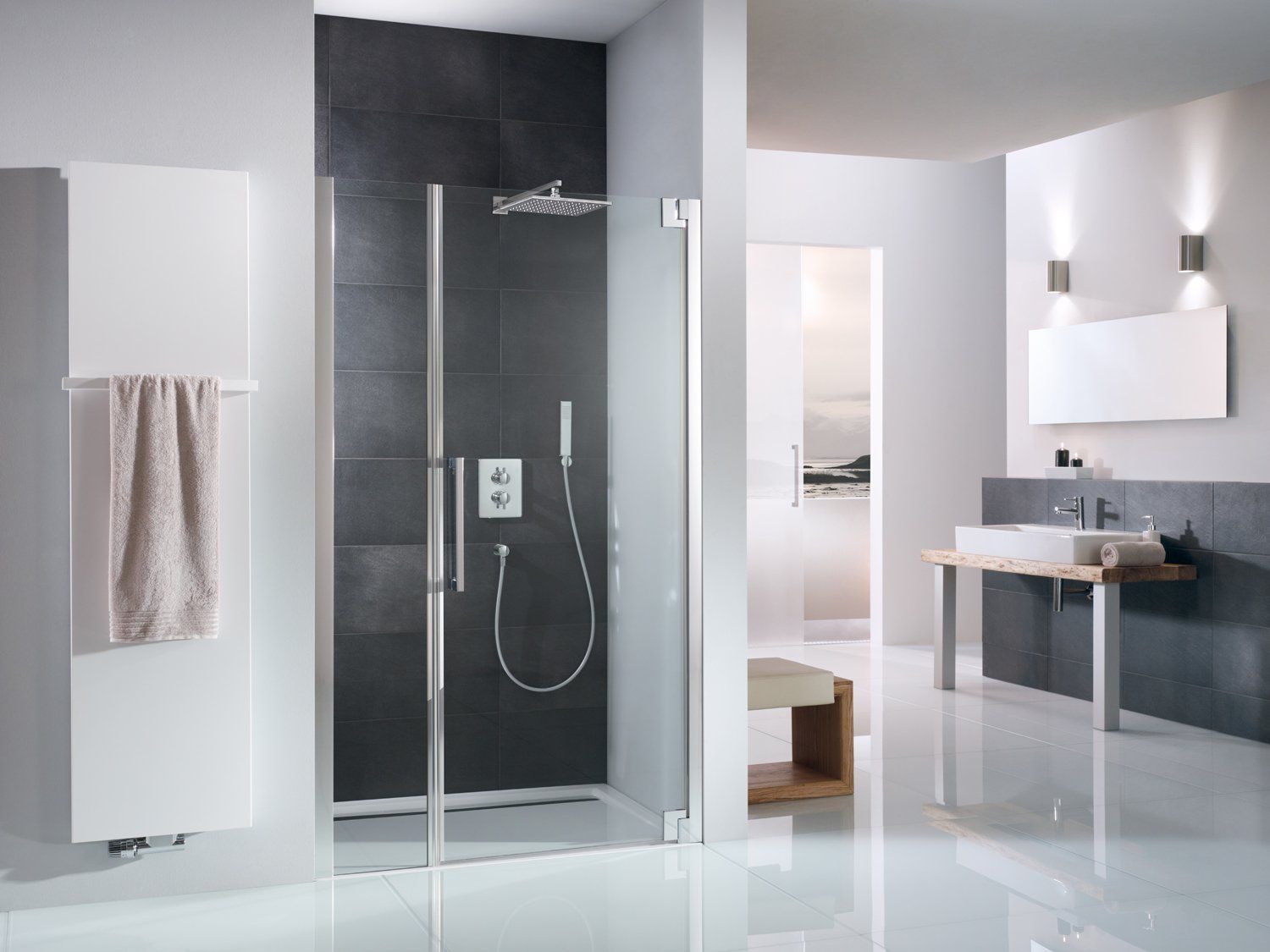 Dusche in Nische mit schwarzen Fliesen, schwarze Badewanne und Handtuchhalter