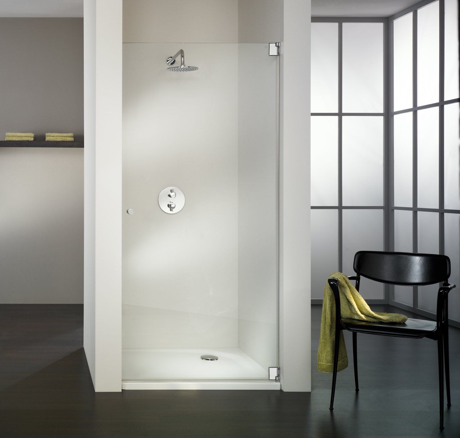 Dusche zwischen zwei freistehenden Wänden eingebaut Stuhl mit Handtuch