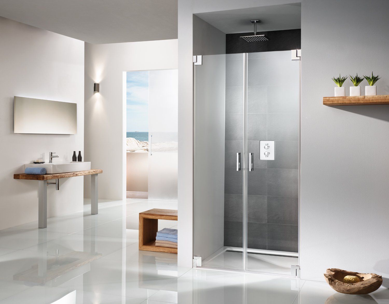 Großes Badezimmer mit Waschbecken und Dusche in Nische