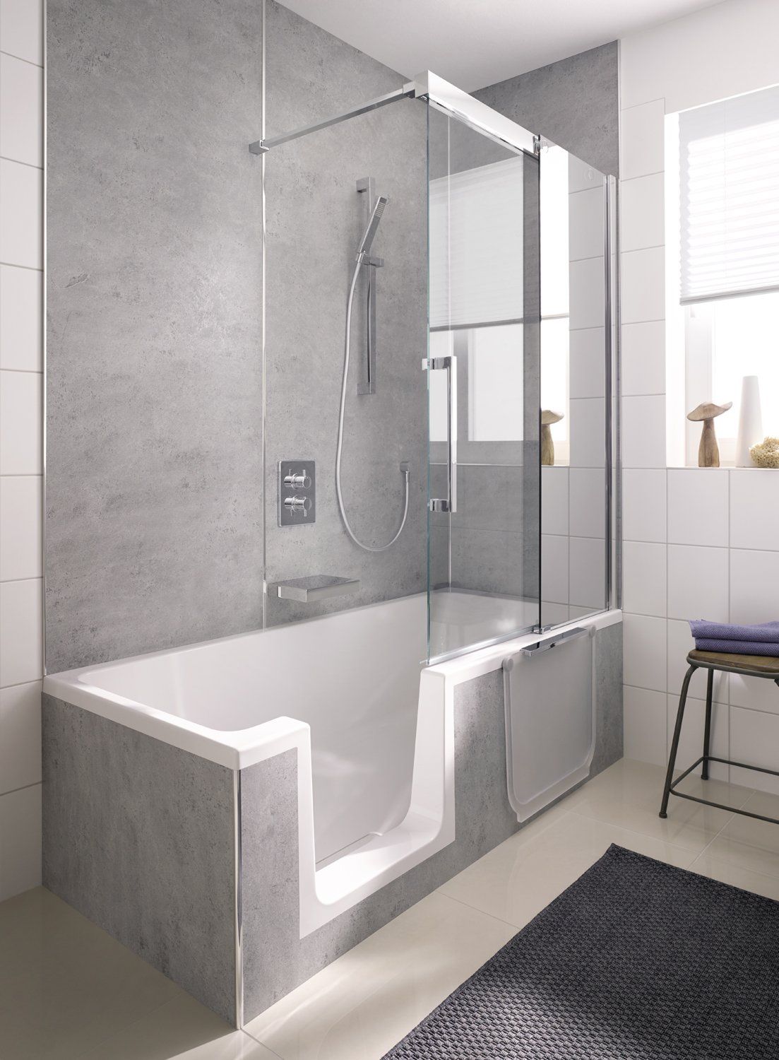 Badewanne mit Eisntieg und Badewannenaufsatz