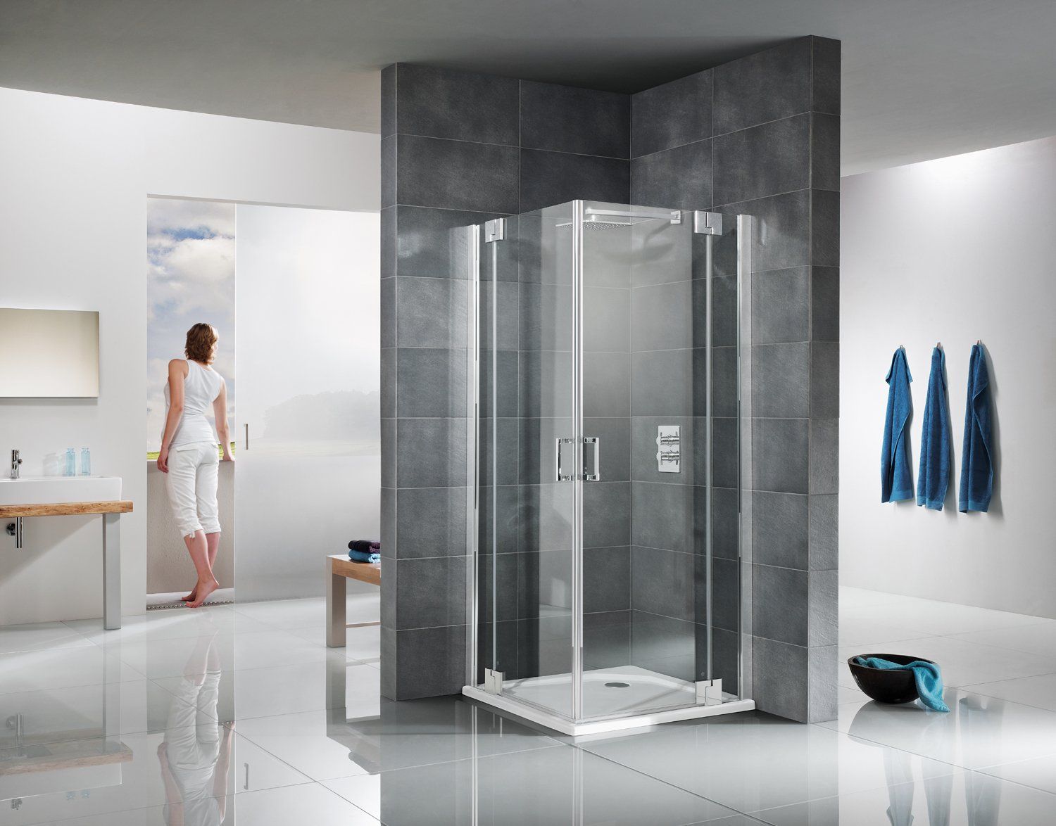 Dusche mit Eckeinstieg in Badezimmer Frau im Hintergrund