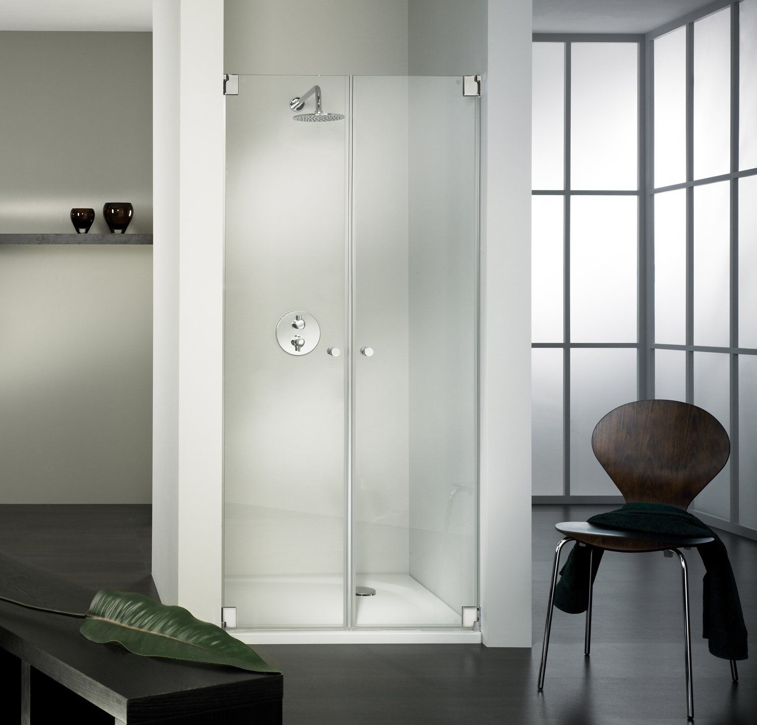 Dusche zwischen zwei freistehenden Wände mit Stuhl und Dekoblatt vor Dusche