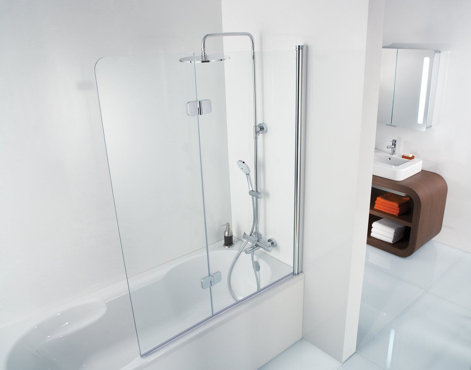 Weiße Badewanne mit Badewannenaufsatz