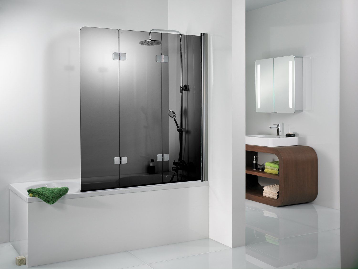 weiße Badewanne mit dunklem Badewannenaufsatz