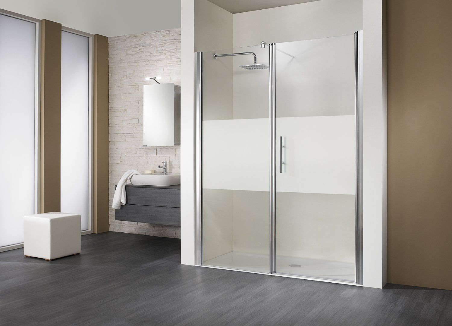 Badezimmer grauer Boden Dusche in Nische und schwarzes Waschbecken