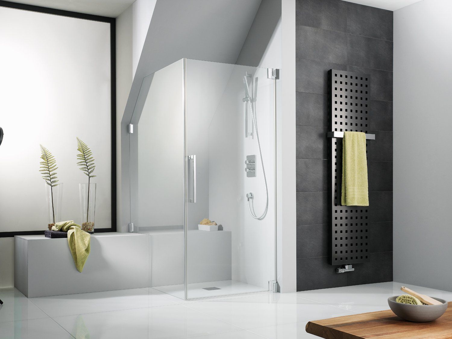 Dusche mit Ablage in Ecke eines Bades mit Dachschräge