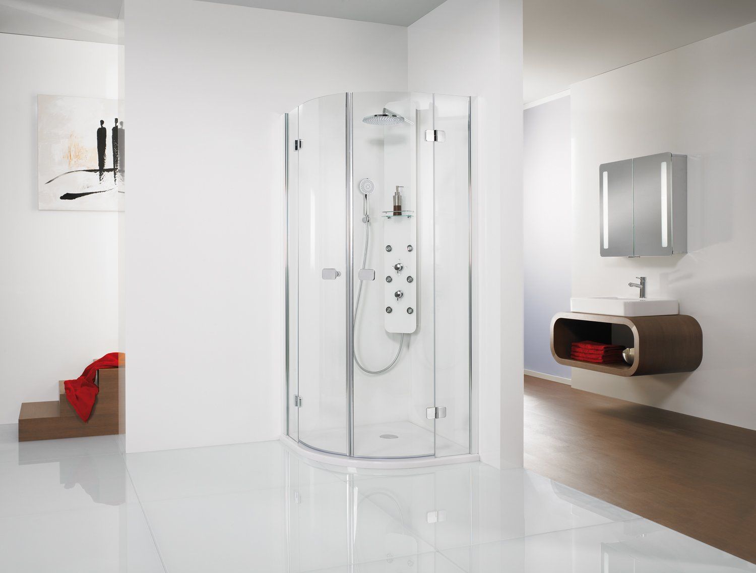 Weißes Badezimmer mit Runddusche und Holzwaschbecken