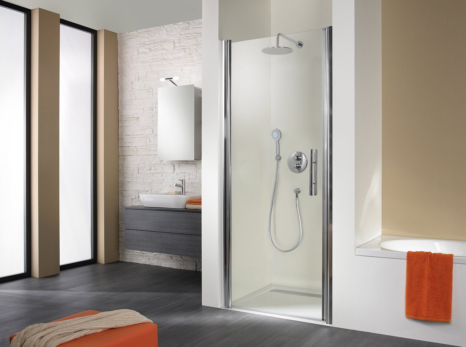 Badezimmer mit grauem Boden Dusche in Nische und orangenen Dekoelementen