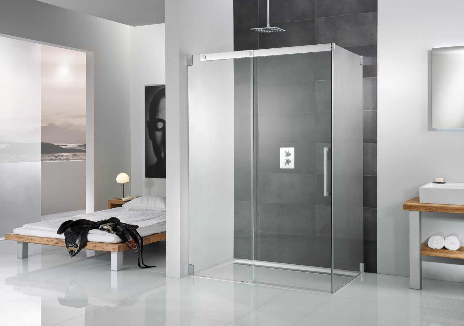 Dusche in Ecke neben Bett und Balkon