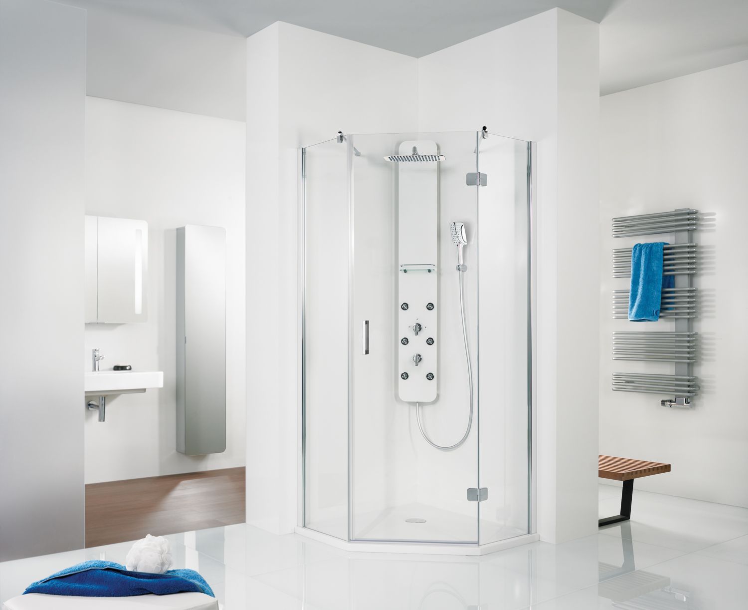 Weißes Badezimmer mit Dusche mit Fünfeck