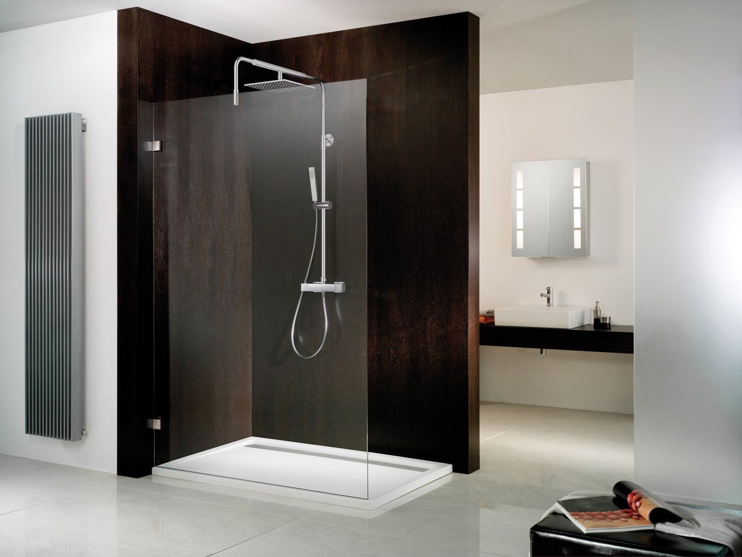 Walk In Dusche mit offenem Design an Wandverkleidungen mit hölzernem Aussehen