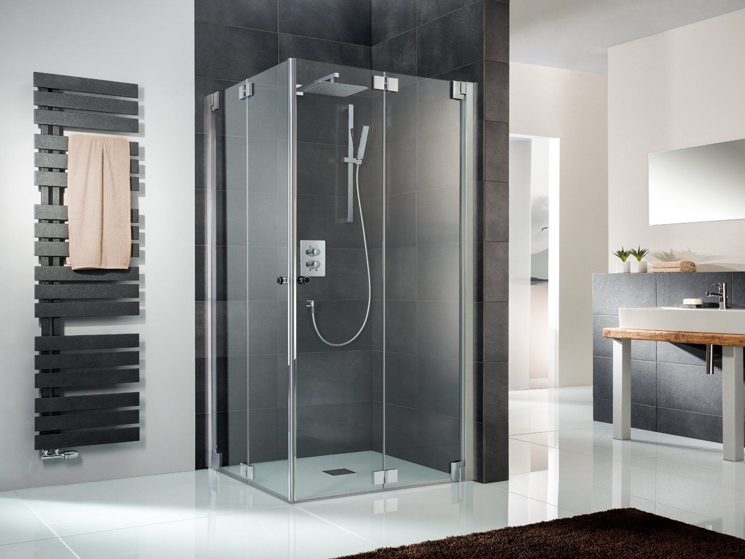 Dusche mit Drehfalttür und grauen Wandfliesen