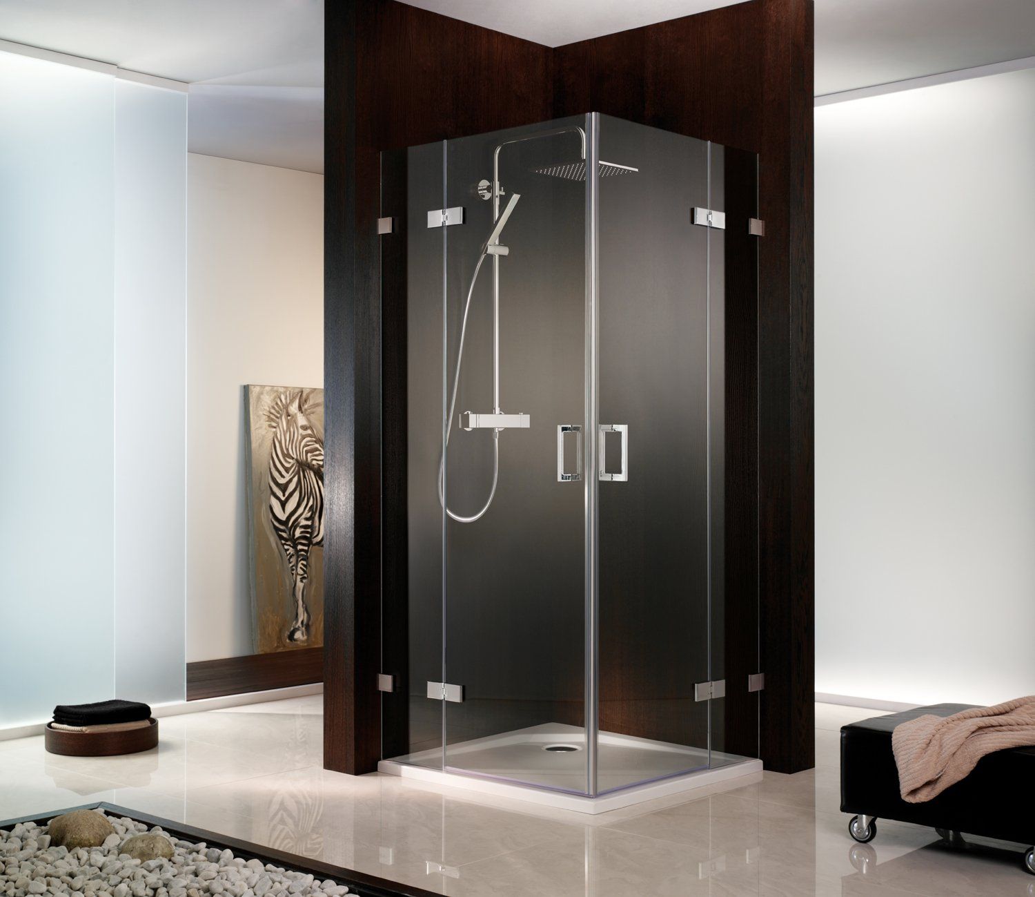 Große Dusche mit Pendeltür und braunen Wandfliesen