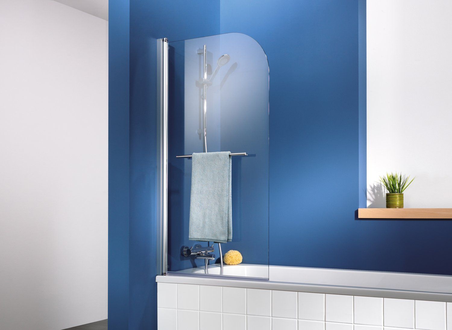 Kleiner Badewannenaufsatz an blauer Wand