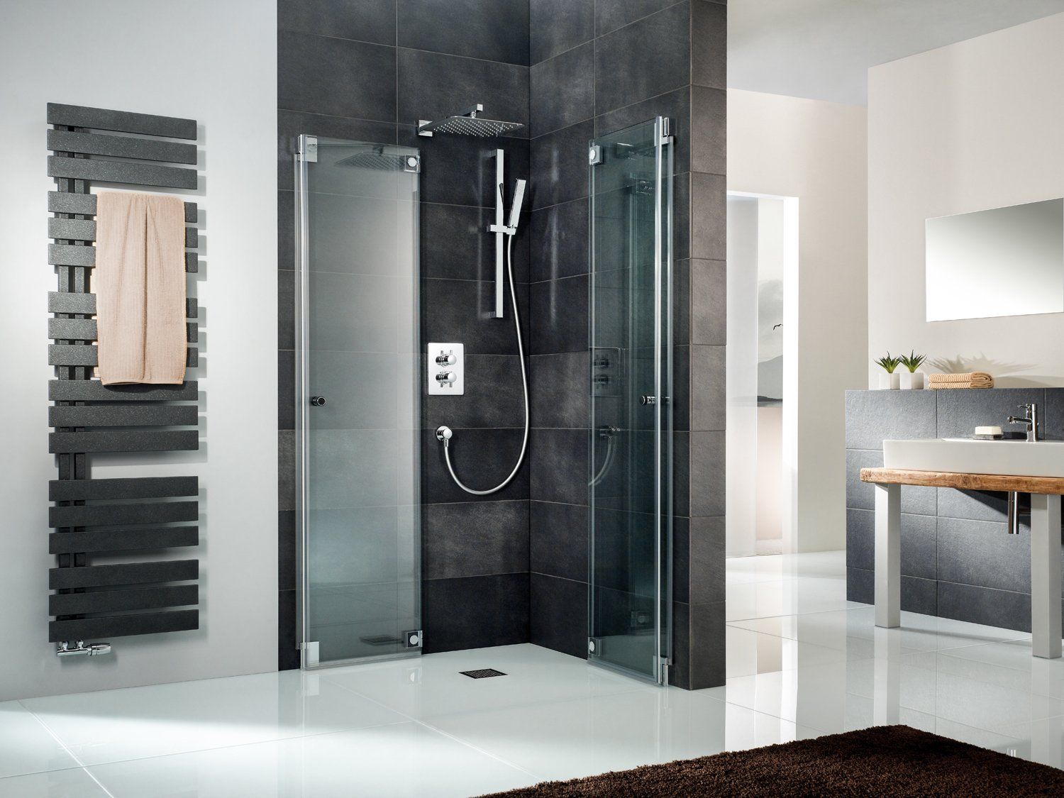 Geöffnete Walk In Dusche mit Eckeinstieg