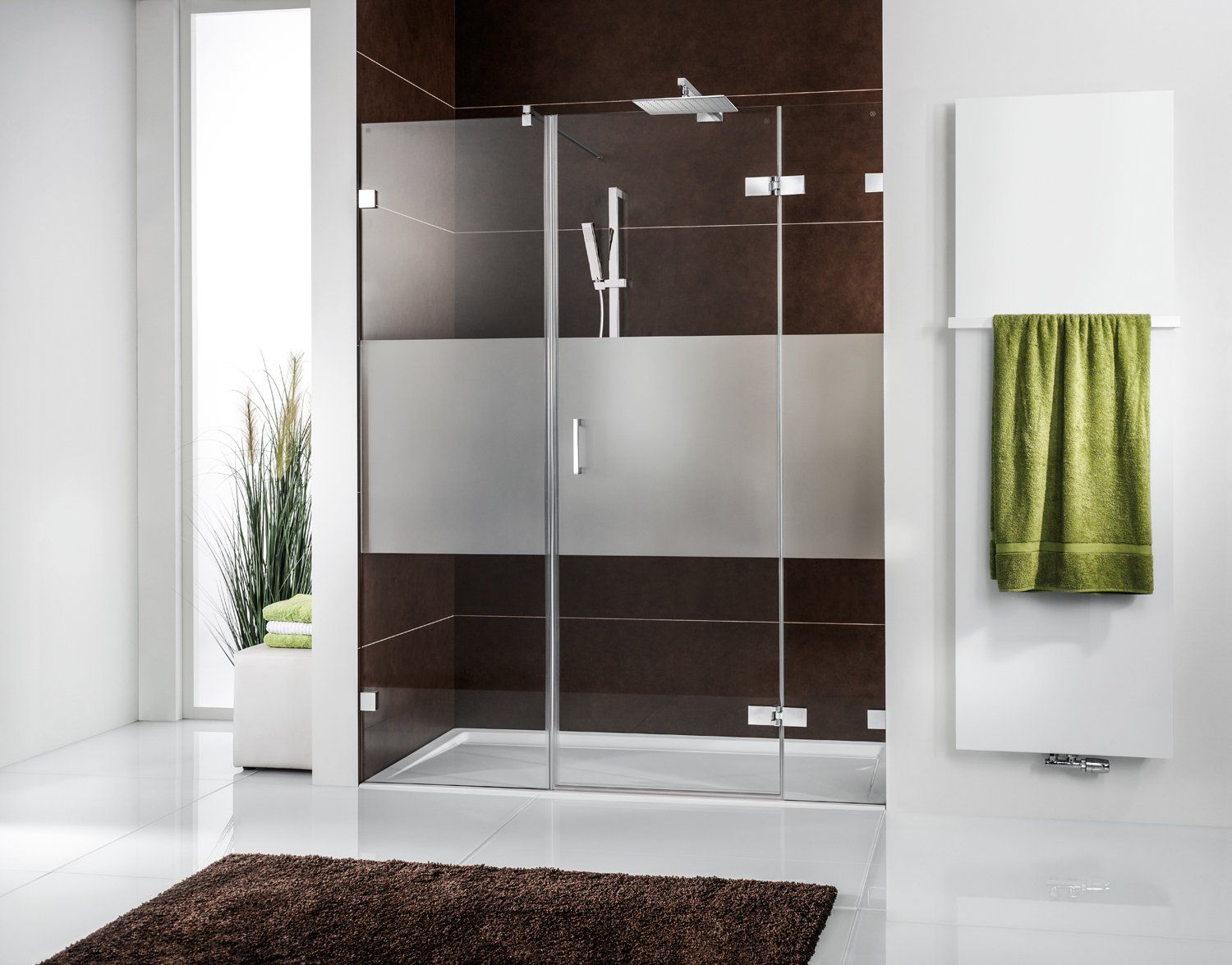 Dusche in Nische mit brauner Wand braunem Teppich und grünem Handtuch