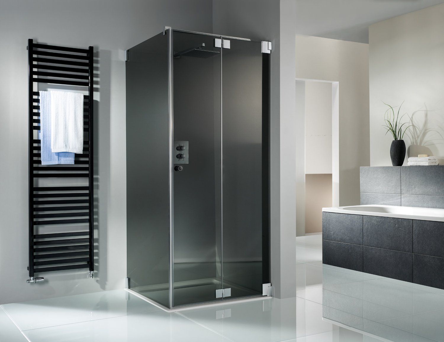 Dusche mit dunklem Glas in Ecke von Bad mit schwarzer Ausstattung