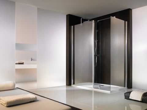 Walk In Dusche in Bad mit spiegelnden Fliesen und hölzerner Wandverkleidung