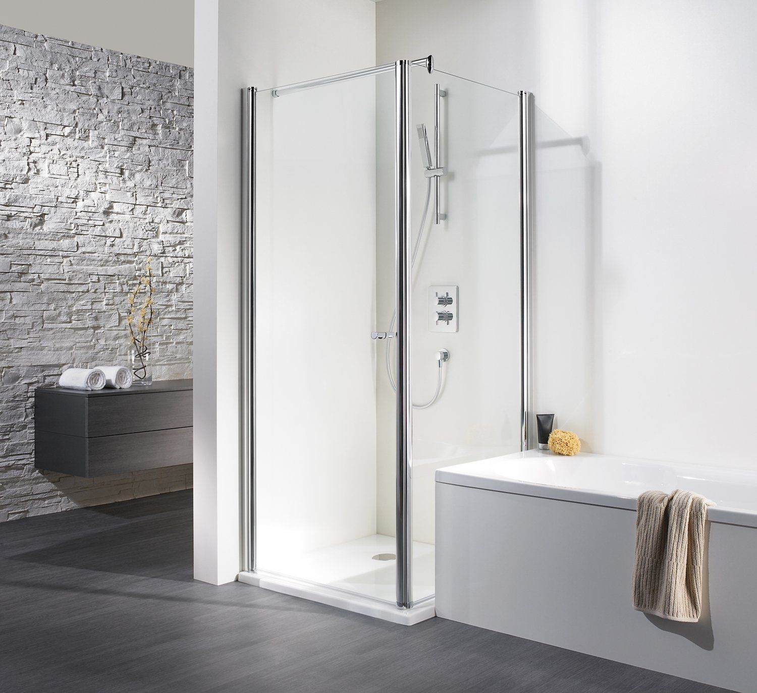 Badezimmer mit Eckdusche neben Badewanne Steinwand und Ablage Hintergrund