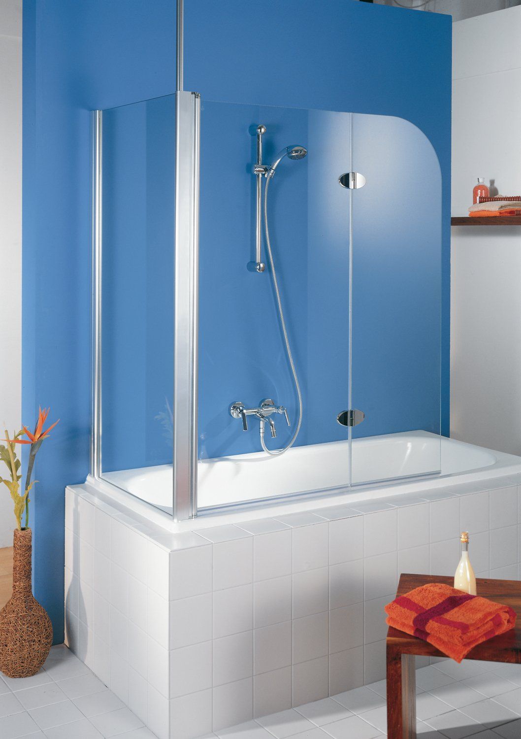 Badewannenaufsatz an blauer Wand